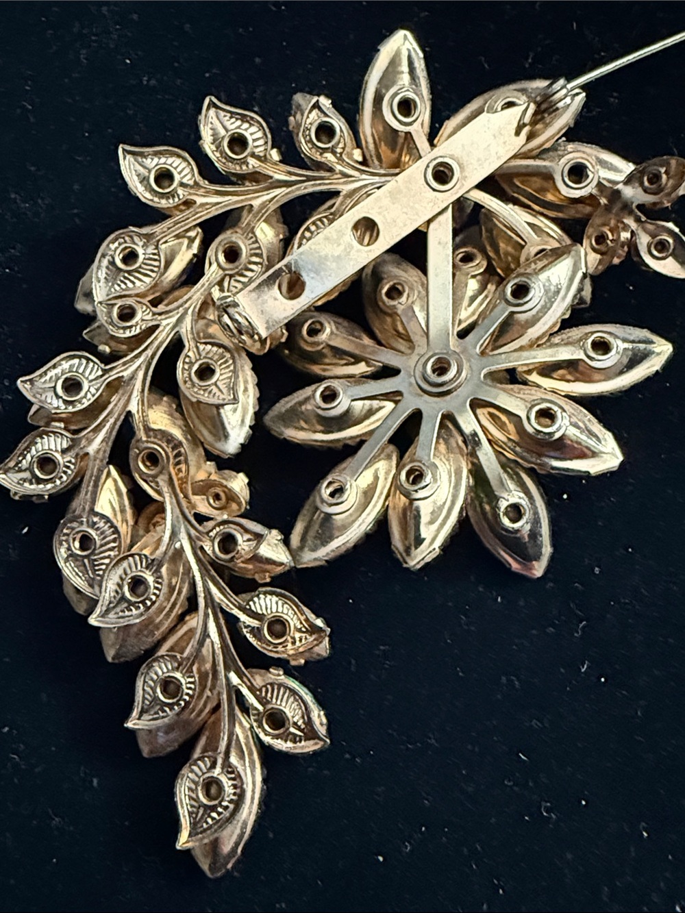 Vintage Green Crystal Floral Brooch and Earrings Set - Picture 5 of 8